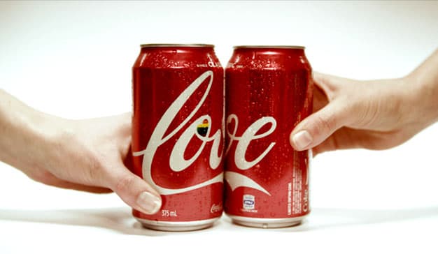 Piensa en Coca-Cola, cada una de sus piezas sigue sus lineamientos. 